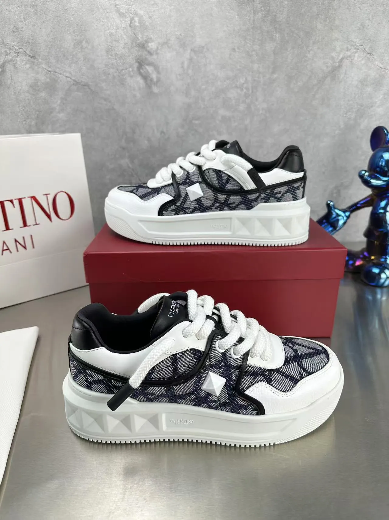 👟👟Ex-factory price 640👟👟 🔺Valentino🔺Valentino new casual shoes 2023 latest model hot style for catwalk couples, thick shoelaces, the same style as Elsa Hosk, Zhang Yixing, Guan Xiaotong and many other stars 🔥 Top version + lasting process, full oil edge on the upper. Fabric: Customized cowhide + cowhide lining with breathable mesh. Outsole: original molded TPU thickened outsole. Size for women is 35-40. Men’s size is 39-45.